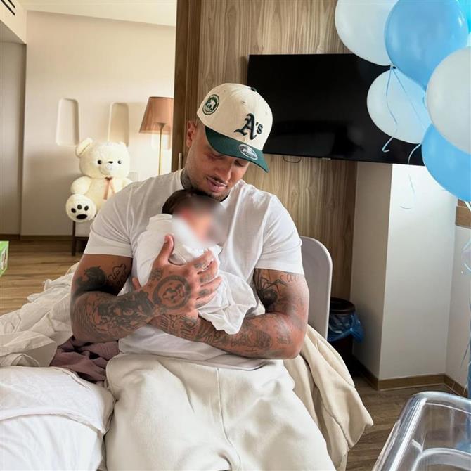 Light: Φωτογραφίζει τον νεογέννητο γιο του!