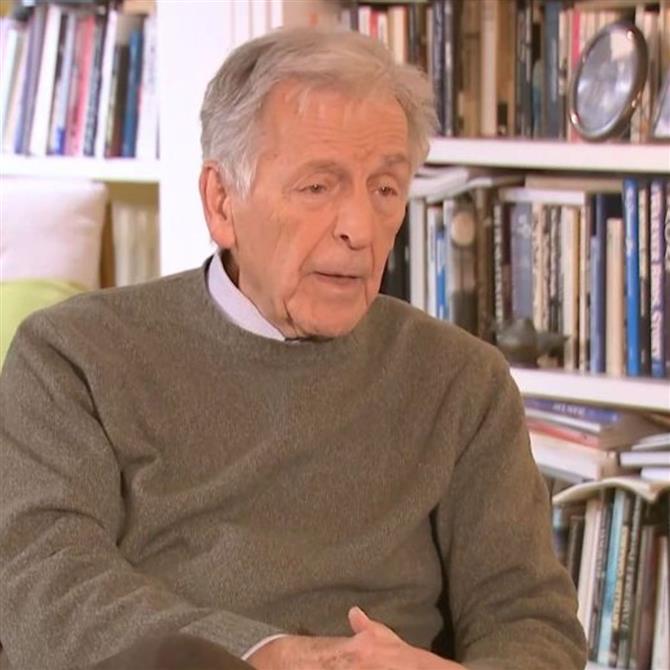 Κώστας Γαβράς: "Έπρεπε να βρω γάλα γαϊδούρας για να σωθεί ο αδελφός μου. Οι άνθρωποι γελούσαν…" - Η εξομολόγηση του σκηνοθέτη