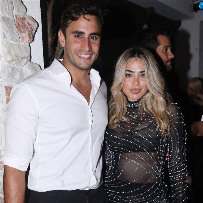 Κόνι Μεταξά: Χωρίς τον Μάριο Καπότση οι χριστουγεννιάτικες φωτογραφίες της - Ποζάρει κλαμένη στον φακό