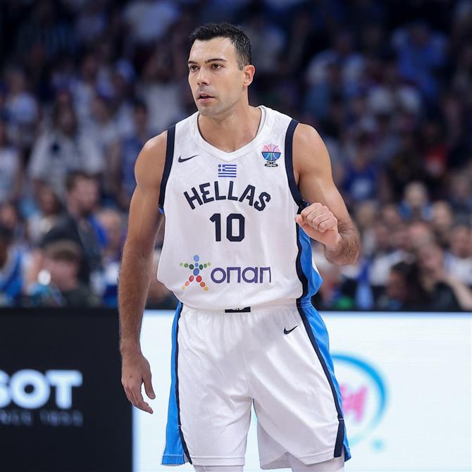 Κώστας Σλούκας: Φωτογραφίζει τα παιδιά του με το χάλκινο μετάλλιο της Εθνικής Ελλάδος Eurobasket 2025

