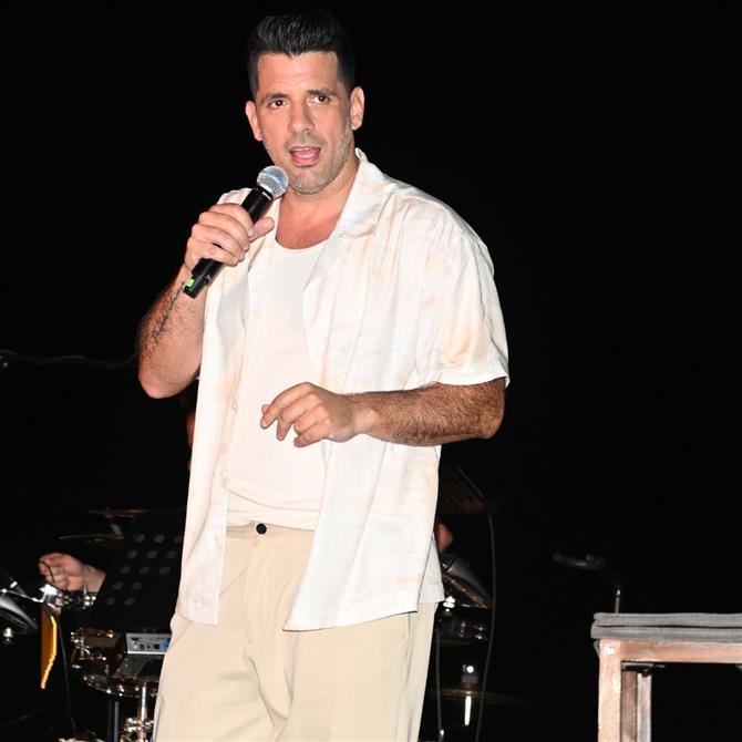 Ο Θοδωρής Φέρρης "μάγεψε" το Κατράκειο: Sold out η συναυλία του στην Αθήνα (Βίντεο)