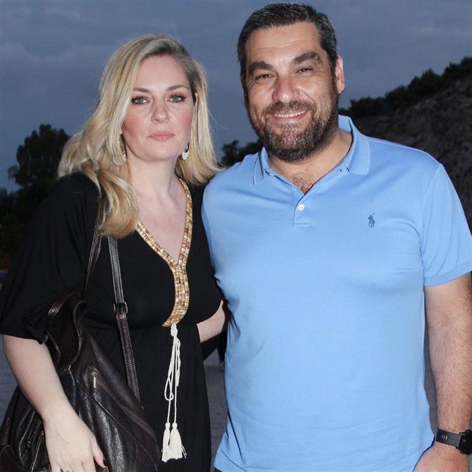 Ελισάβετ Μουτάφη: Φωτογραφίζει τον Μάνο Νιφλή και τον γιο τους πάνω σε σκάφος στις καλοκαιρινές τους διακοπές