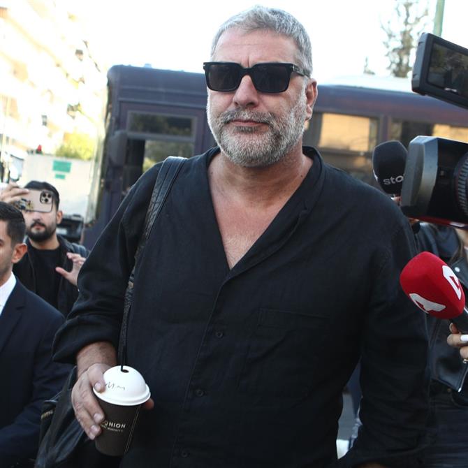 Βασίλης Μπισμπίκης: Σήμερα η δίκη του - Έφτασε στα δικαστήρια ο ηθοποιός