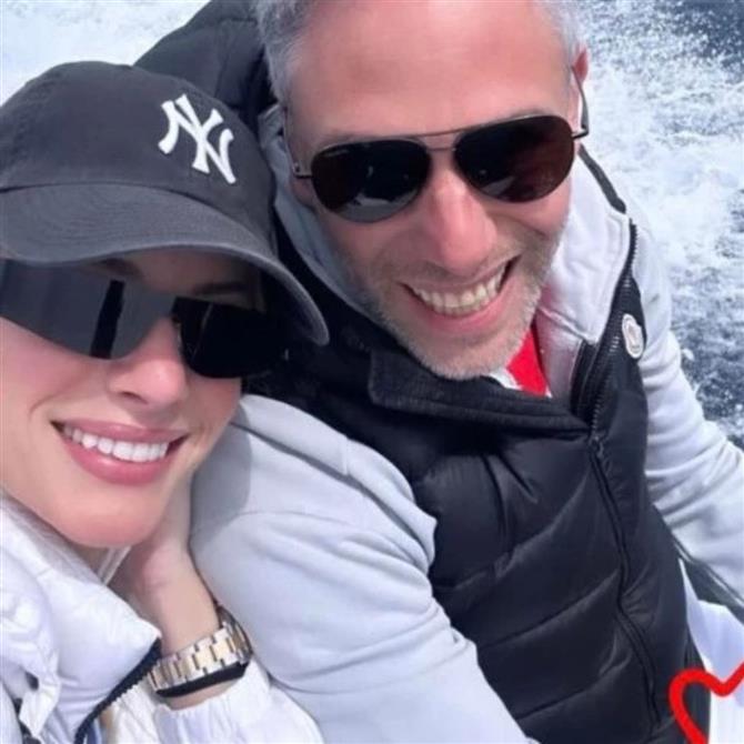 Ευαγγελία Αραβανή - Σπύρος Λάζαρης: Δείτε το προσκλητήριο του γάμου τους με τα αρχικά του ζευγαριού