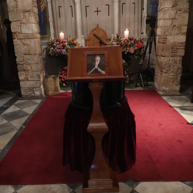 Διονύσης Σαββόπουλος: Στη Μητρόπολη Αθηνών η σορός του για το λαϊκό προσκύνημα (Φωτογραφίες)
