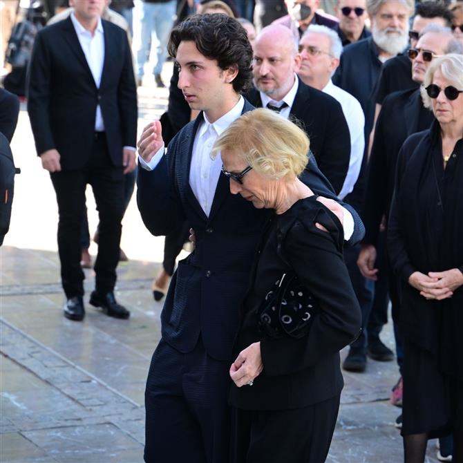 Διονύσης Σαββόπουλος: Συντετριμμένη η σύζυγός του, Άσπα στην Μητρόπολη Αθηνών 

