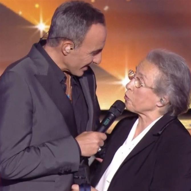 Νίκος Αλιάγας: Η επική στιγμή που η μαμά του "εισβάλλει" live στην γαλλική τηλεόραση για να του εκφράσει το παράπονό της (Βίντεο)

