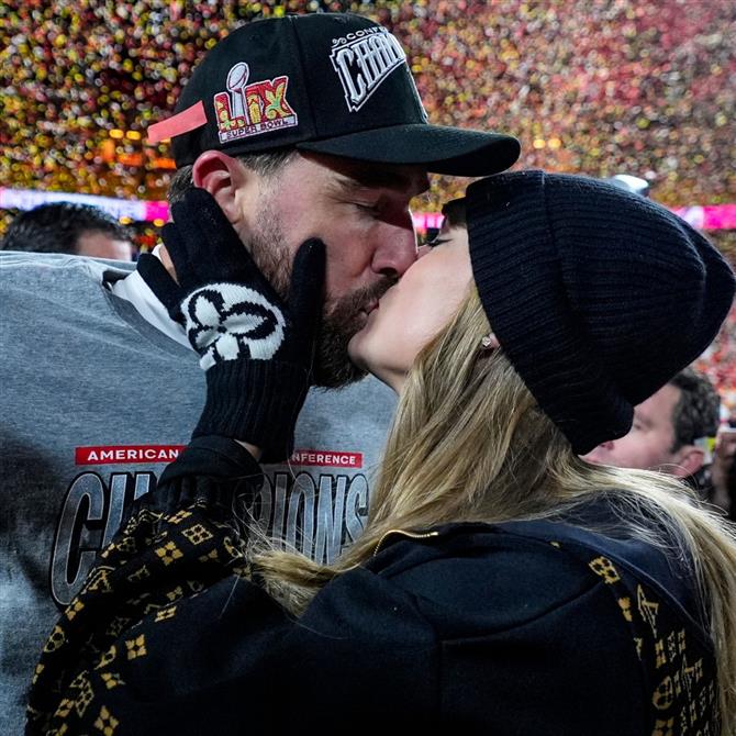 Τέιλορ Σουίφτ: Tα παθιασμένα φιλιά με τον Τράβις Κέλσι μετά την πρόκριση της ομάδας του στο Super Bowl