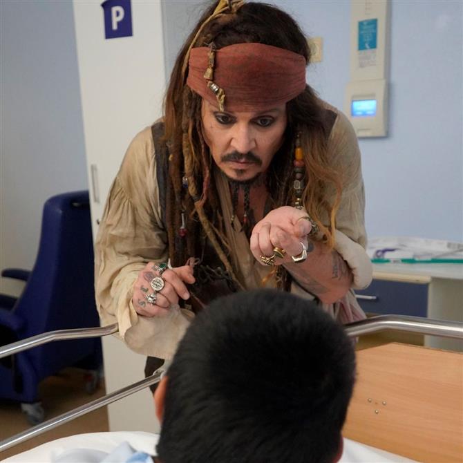 Τζόνι Ντεπ: Ντυμένος Τζακ Σπάροου επισκέφθηκε μικρούς ασθενείς σε νοσοκομείο στην Ισπανία