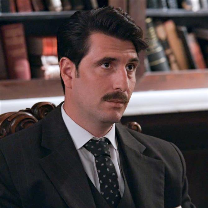 Grand Hotel: Ο Ρήγας είναι οπλισμένος και αποφασισμένος να μην μάθει κανείς το παρελθόν του