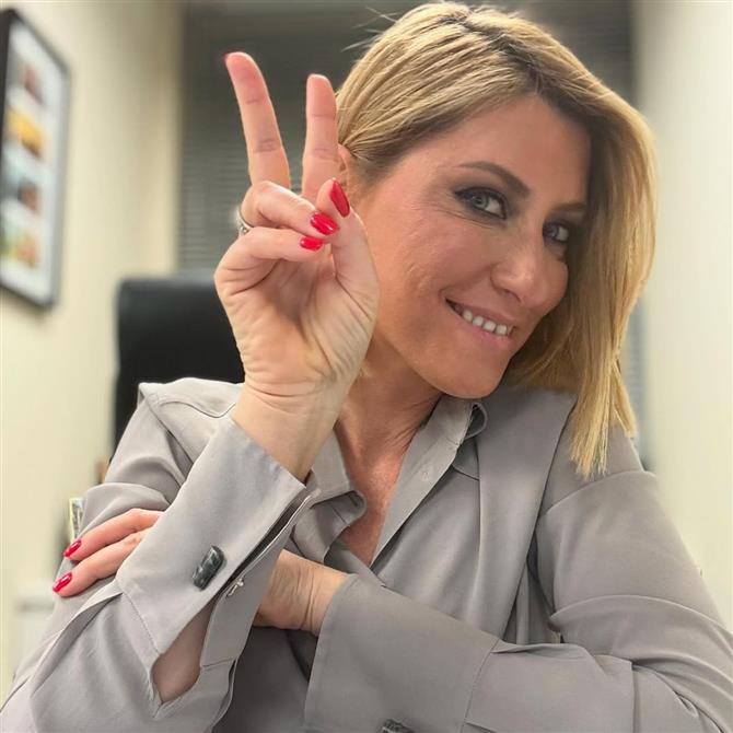 Γενέθλια για τη Σία Κοσιώνη: Η έκπληξη των συνεργατών της, η ηλικία και το δώρο του γιου της