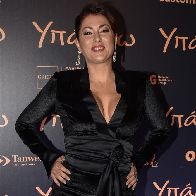 Κλέλια Ρένεση: Η κόρη της Κοραλία, έγινε 6 ετών - Η τούρτα με το ουράνιο τόξο & η τρυφερή αγκαλιά τους