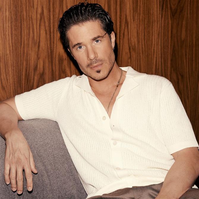 Νίκος Οικονομόπουλος: Κυκλοφόρησε το Music Video από τη νέα του τεράστια επιτυχία "Εισιτήριο Ένα"