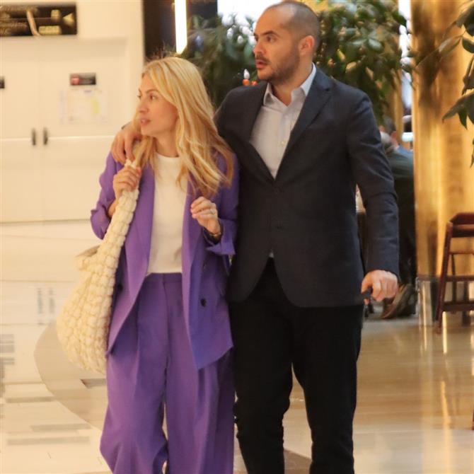 Μαρία Ηλιάκη: Αγκαλιά με τον σύζυγό της, Στέλιο Μανουσάκη, στην παραλία (Φωτογραφία)