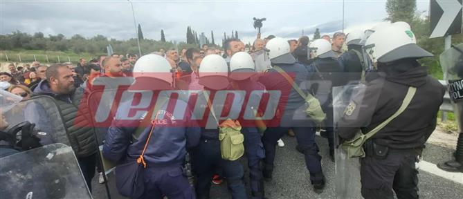 Αγροτικές κινητοποιήσεις: Επεισόδια στο μπλόκο στο Κιάτο (βίντεο)