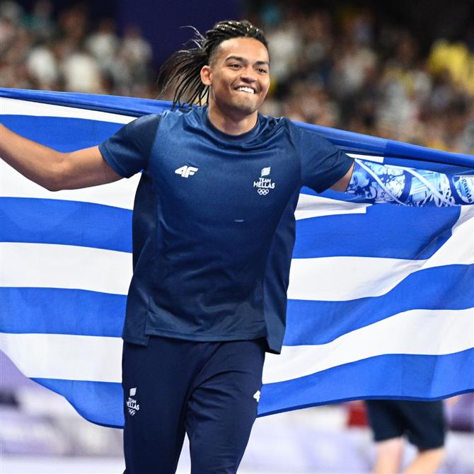 Εμμανουήλ Καραλής: Αποθεώθηκε στο Ολυμπιακό Χωριό - "Πρώτη φορά κλαίω από δάκρυα χαράς"
