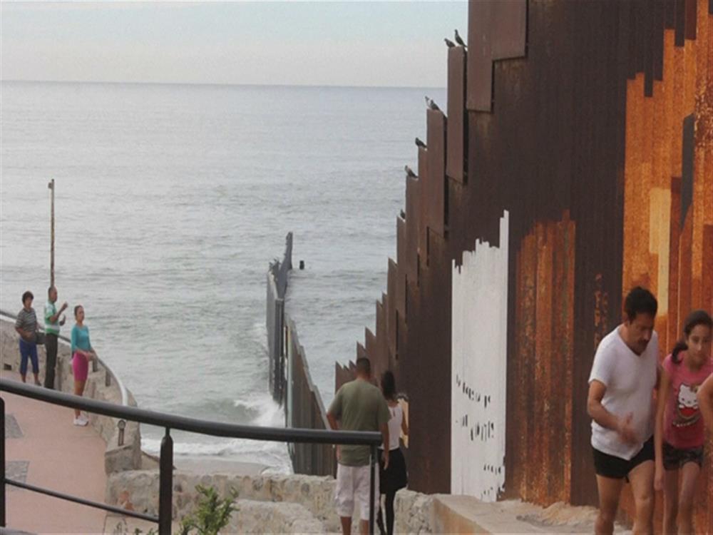 Σύνορα - ΗΠΑ - Μεξικό - αποχαιρετισμός - μετανάστευση Σύνορα - ΗΠΑ - Μεξικό - αποχαιρετισμός - μετανάστευση